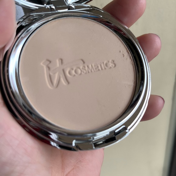 it cosmetics Other - 🥧NWT🥧Foundation Light Tone🥧IT Cosmetics🥧SPF 50+ 🥧Anti-Aging Foundation